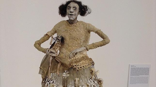 Escultura de Sabrina Gruss, que emplea cráneos de pájaros, cáscaras de caracoles o huesos sin sepulcro